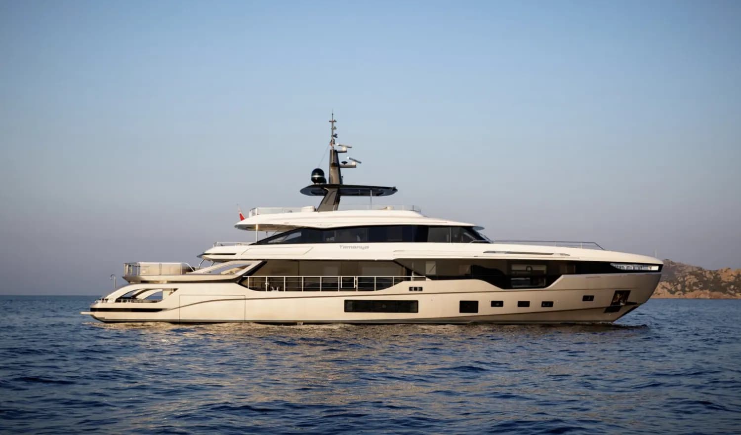 Exterior view of Azimut Grande 38 Trideck