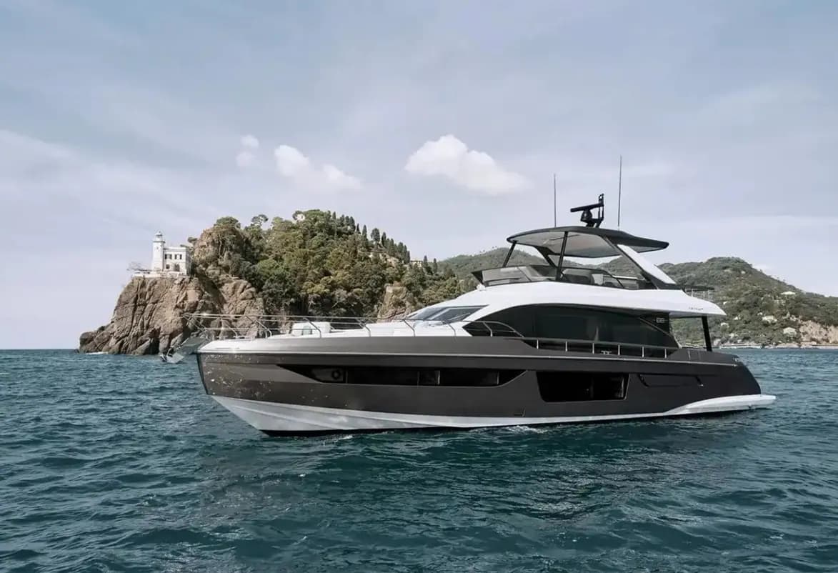 Exterior view of Azimut Yacht Fly 68